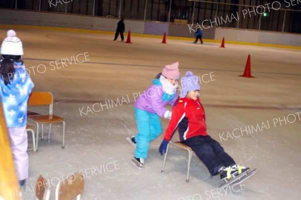 一般開放でスケートを楽しむ子どもたち