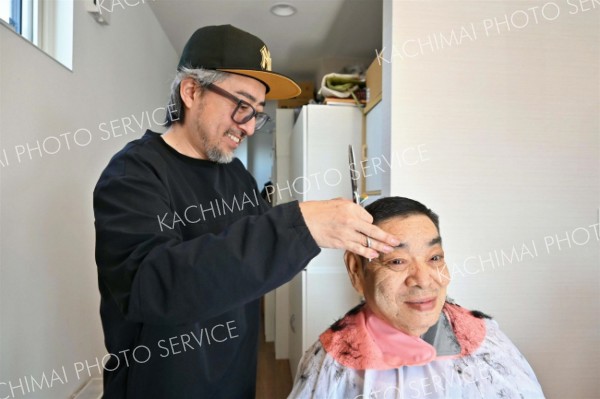 髪も心もすっきり　美容組合青年部が福祉施設でヘアカット～こぼれ話