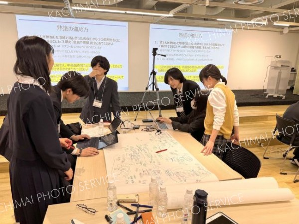 熟議する１班のメンバー。