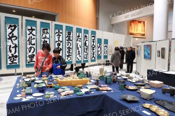 写真や絵画、陶芸、書道などの作品展示が行われたアートギャラリー