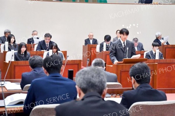 高校生の視点で町政課題をぶつける　清水高生が模擬議会