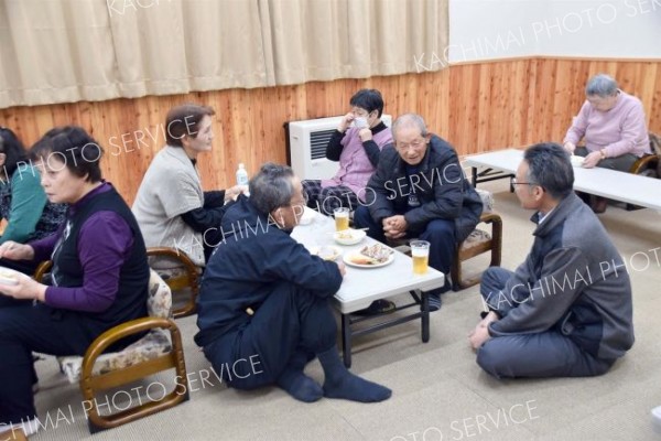 夕方サロンで食事や飲み物を楽しむ参加者