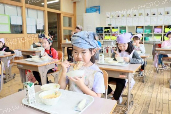 大樹自慢の食材を頬張る子どもたち