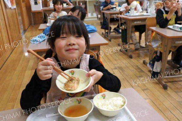 大樹自慢の食材を頬張る子どもたち