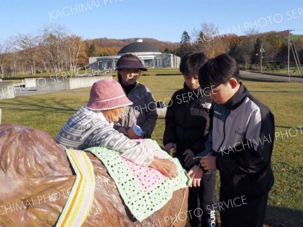 丁寧にブランケットを巻き付けた