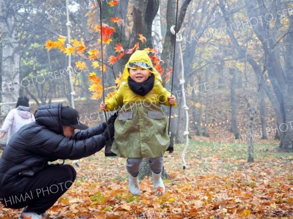 ブランコやロープ渡り満喫　幕別でピ・ラリ森フェスタにぎわう