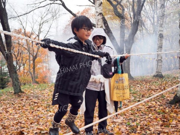 ロープ渡りを楽しむ子ども