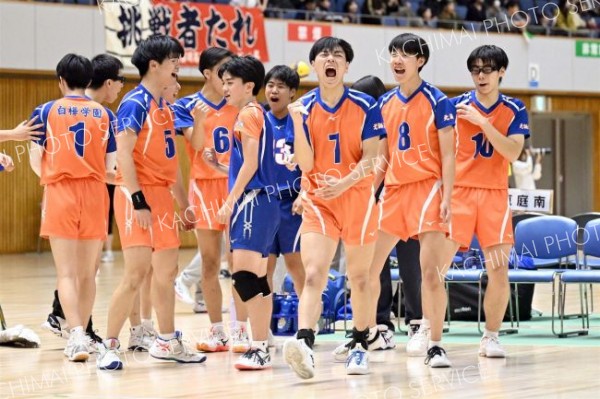 【男子２回戦・白樺学園―恵庭南】第２セット終盤のタイムアウト後、気合を入れてコートに戻る白樺学園の選手たち