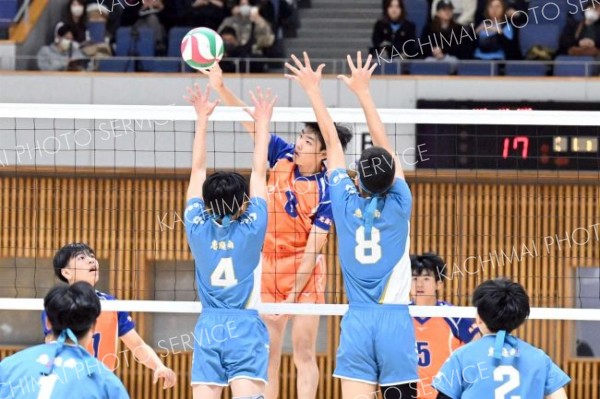 【男子２回戦・白樺学園―恵庭南】相手ブロックをかわしながらスパイクを打ち込む白樺学園