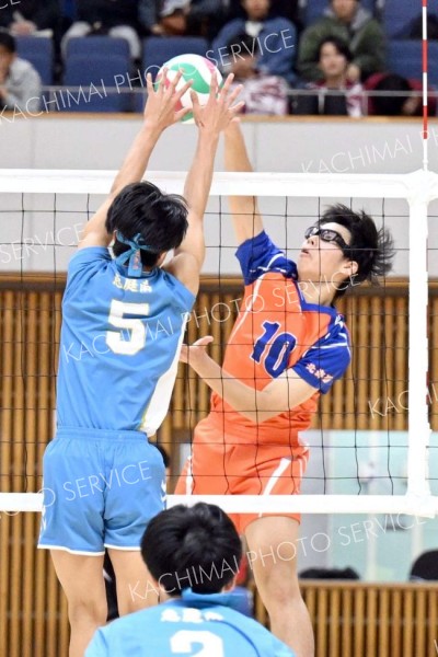 【男子２回戦・白樺学園―恵庭南】左サイドから力強くスパイクを放つ白樺学園