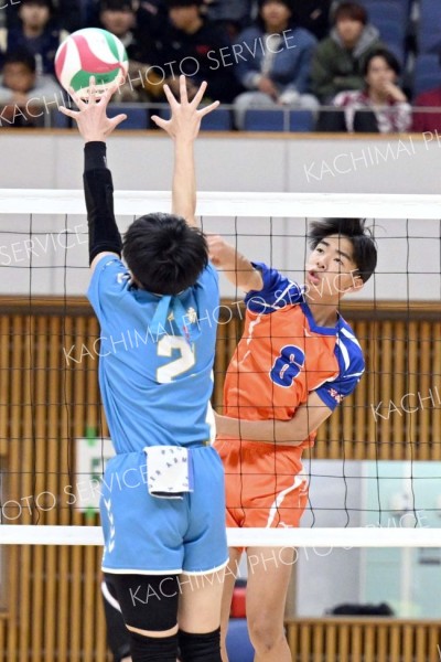 【男子２回戦・白樺学園―恵庭南】クイックでスパイクを打ち込む白樺学園