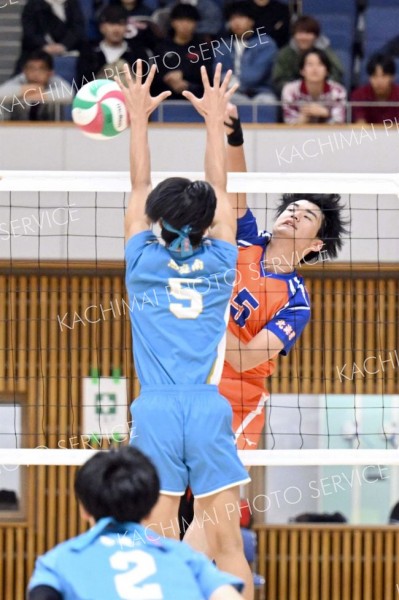 【男子２回戦・白樺学園―恵庭南】中央からスパイクを打ち込む白樺学園