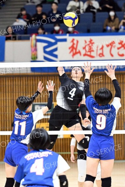 【女子２回戦・白樺学園―東海札幌】センターからクイックでスパイクを打ち込む白樺学園