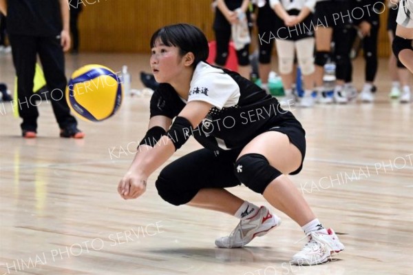 【女子２回戦・白樺学園―東海札幌】相手サーブを確実にレシーブする白樺学園