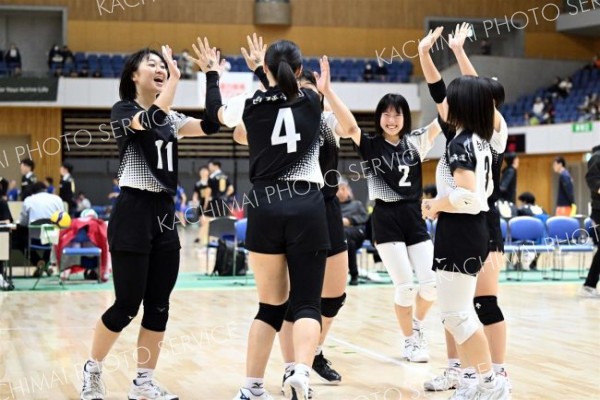 【女子２回戦・白樺学園―東海札幌】得点を重ねハイタッチで喜び合う白樺学園の選手