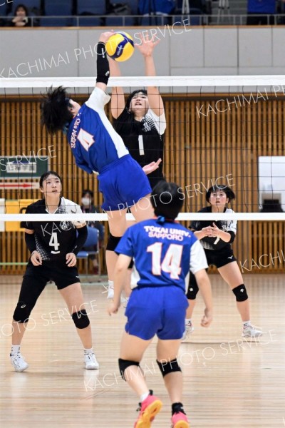 【女子２回戦・白樺学園―東海札幌】相手のクイック攻撃をブロックで防ぐ白樺学園