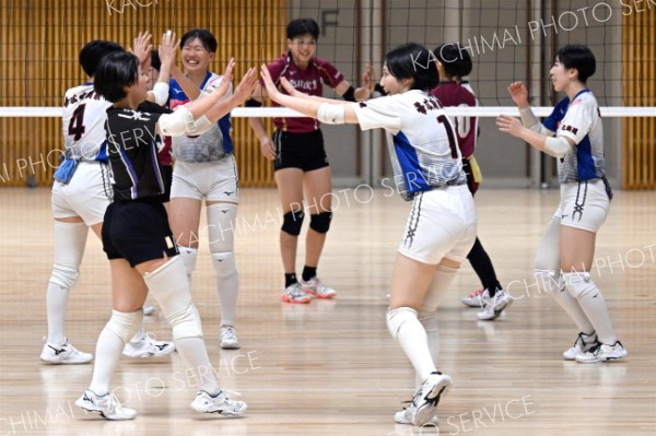 【女子準々決勝・帯南商―旭川実】第２セット終盤に得点を重ねハイタッチで喜ぶ帯南商の選手たち