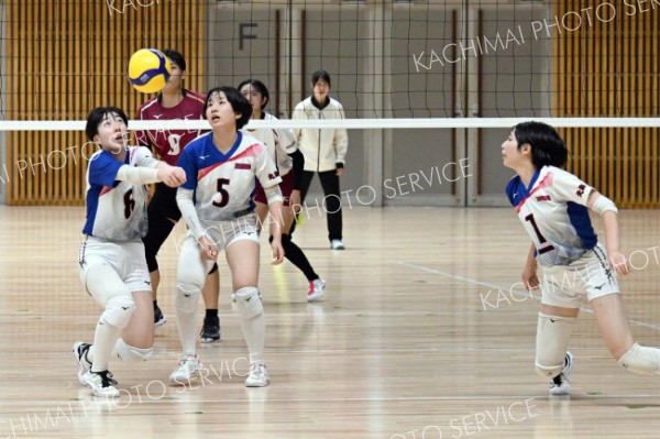 【女子準々決勝・帯南商―旭川実】粘り強くボールをつなぎラリーを継続する帯南商の選手たち