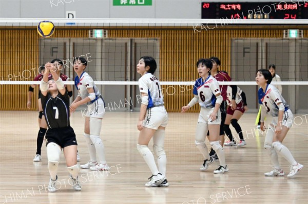 【女子準々決勝・帯南商―旭川実】粘り強くボールをつなぎラリーを継続する帯南商の選手たち