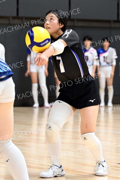 【女子準々決勝・帯南商―旭川実】サーブレシーブでセッターにボールを返す帯南商