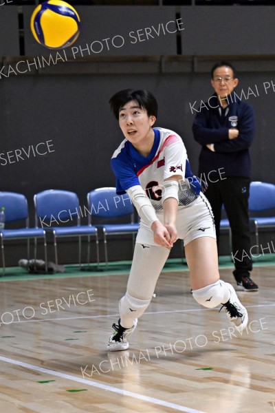 【女子準々決勝・帯南商―旭川実】ボールに食らいついてレシーブする帯南商