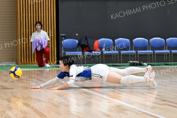 【女子準々決勝・帯南商―旭川実】相手のフェイントに飛び込みながらレシーブする帯南商