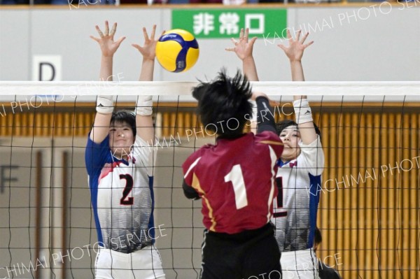 【女子準々決勝・帯南商―旭川実】相手のスパイクをブロックする帯南商