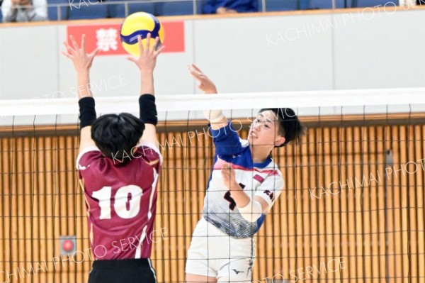 【女子準々決勝・帯南商―旭川実】センターから強烈なスパイクを放つ帯南商