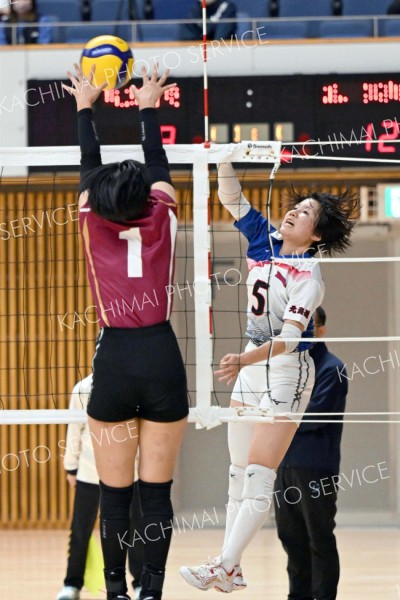 【女子準々決勝・帯南商―旭川実】左サイドからスパイクを放つ帯南商