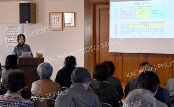 帯広友の会が開催した「家事家計講習会」。家計簿を付ける祭の予算の立て方なども紹介した