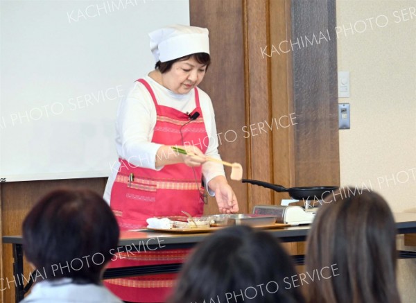 肉類では比較的安価な鶏胸肉のレシピを実演する