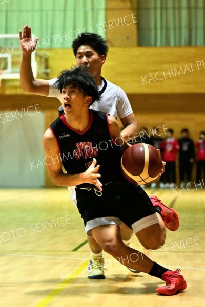 【男子ｃブロック準決勝・帯大谷―札幌工】ディフェンスを抜き去りゴールに迫る帯大谷