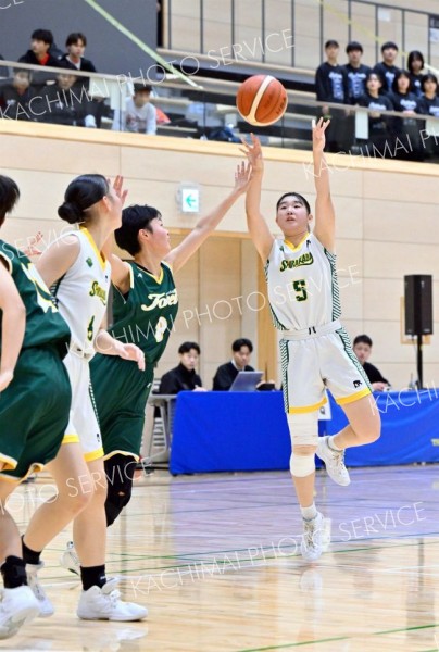 【女子ａブロック１回戦・白樺学園―旭川藤星】スリーポイントを狙う白樺学園