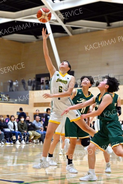【女子１回戦・白樺学園―旭川藤星】レイアップを決める白樺学園
