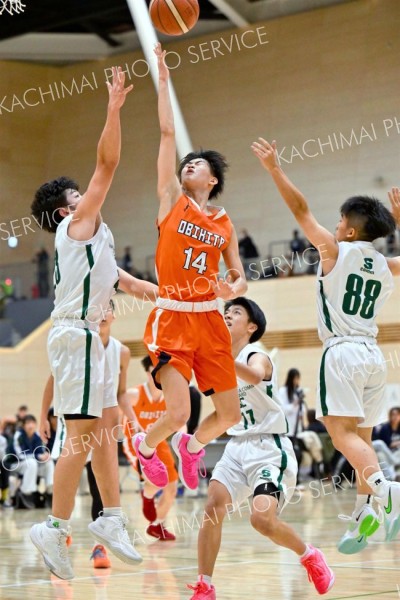 【男子１回戦・帯北―下川商業】ゴールに向かって力強く跳躍しレイアップシュートを放つ帯北