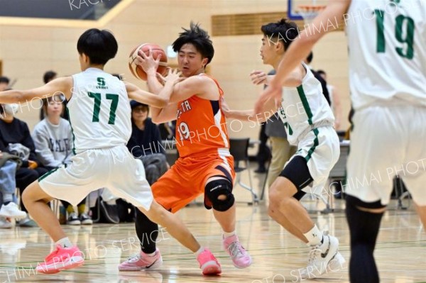【男子１回戦・帯北―下川商】激しいマークを受けながらボールをキープする帯北