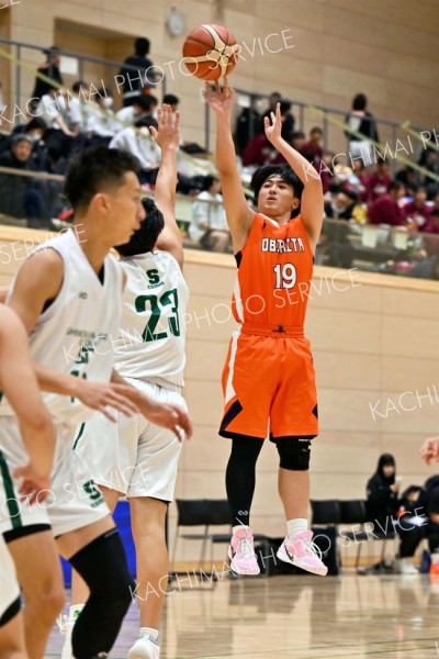 【男子１回戦・帯北―下川商業】ミドルレンジからシュートを放つ帯北
