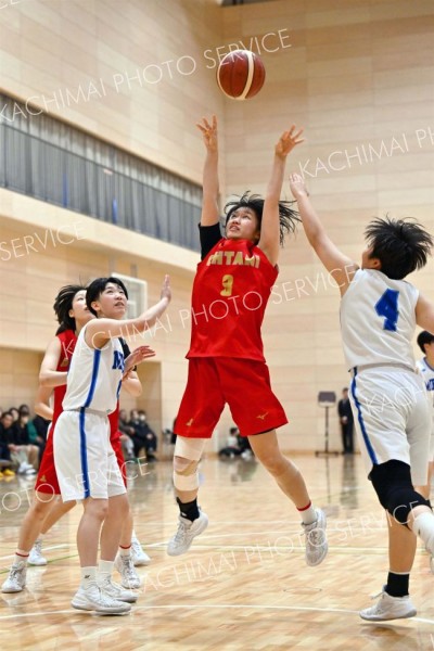 【女子１回戦・帯大谷―旭川明成】マークの緩んだ隙をついてゴールを決める帯大谷