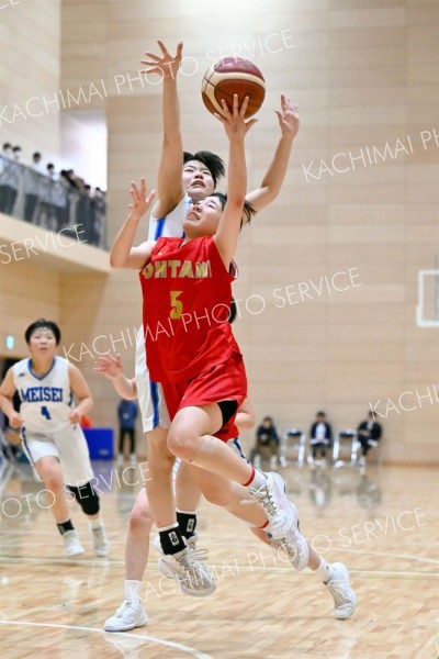 【女子１回戦・帯大谷―旭川明成】ゴール前に抜け出しシュートを決める帯大谷