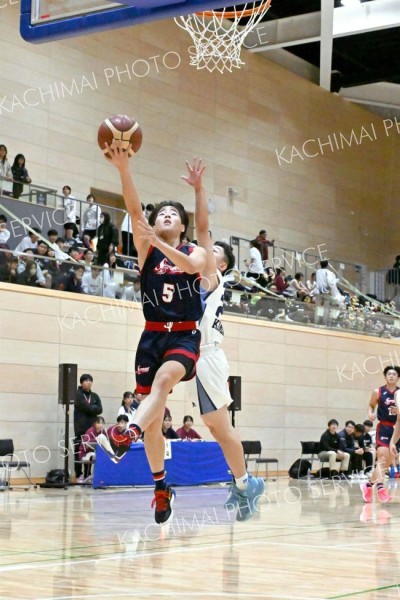 【男子・白樺学園―稚内大谷】レイアップシュートを決める白樺学園