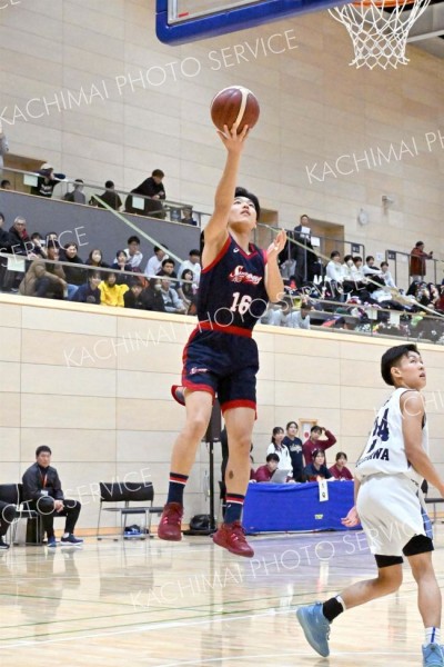 【男子・白樺学園―稚内大谷】レイアップシュートを決める白樺学園