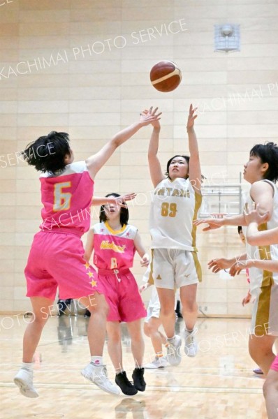 【女子・帯大谷―北星学園女子】ミドルシュートを放つ帯大谷