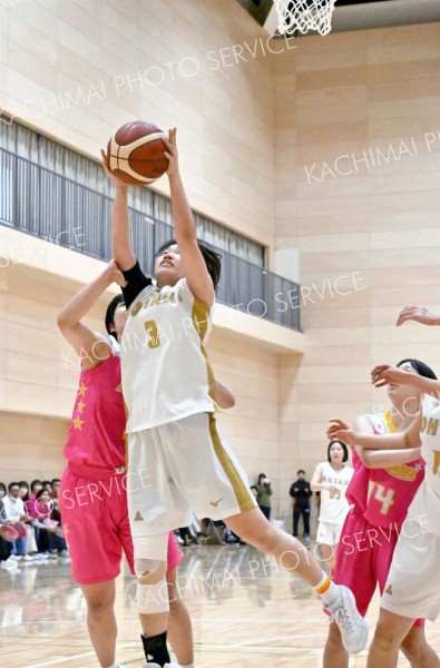 【女子ｂブロック準決勝・帯大谷―北星学園女子】相手と競り合い、リバウンドを奪う帯大谷