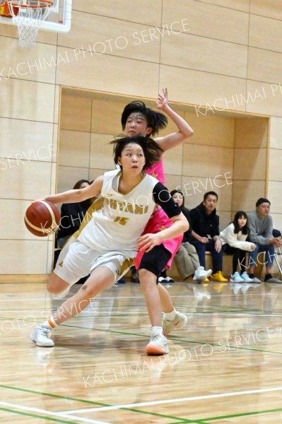 【女子・帯大谷―北星学園女子】ゴールへドライブする帯大谷