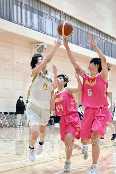 【女子・帯大谷―北星学園女子】シュートを放つ帯大谷の岩崎羽那（左）