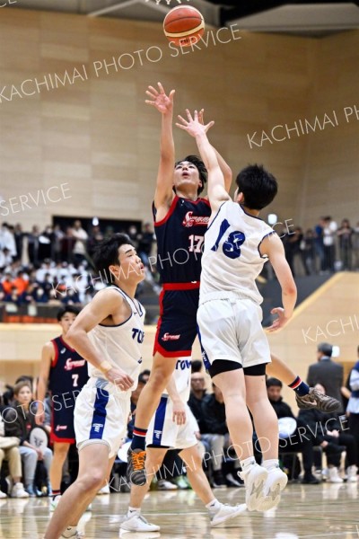 【男子予選トーナメントｄブロック決勝・白樺学園―海大札幌】鋭く切り込みシュートを放つ白樺学園