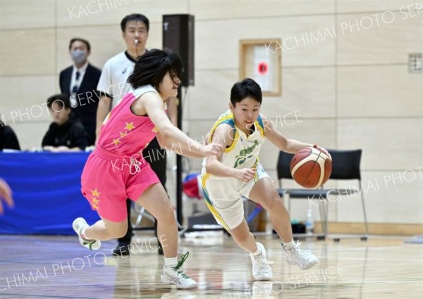 【女子決勝リーグ・札幌山の手―北星学園女子】素早いドリブルで一気に攻め上がる札幌山の手