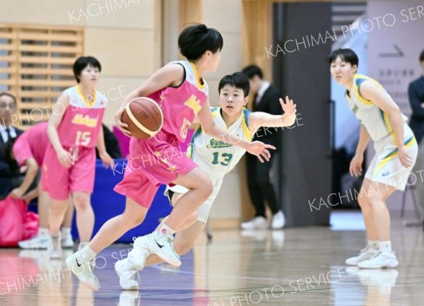 【女子決勝リーグ・札幌山の手―北星学園女子】激しい動きで相手選手に食らいつく札幌山の手