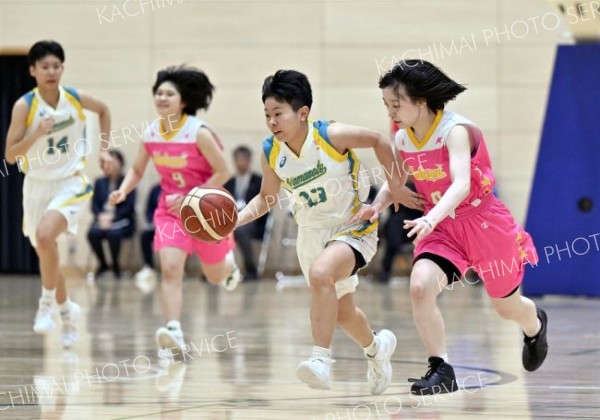 【女子決勝リーグ・札幌山の手―北星学園女子】素早いドリブルで一気に攻め上がる札幌山の手