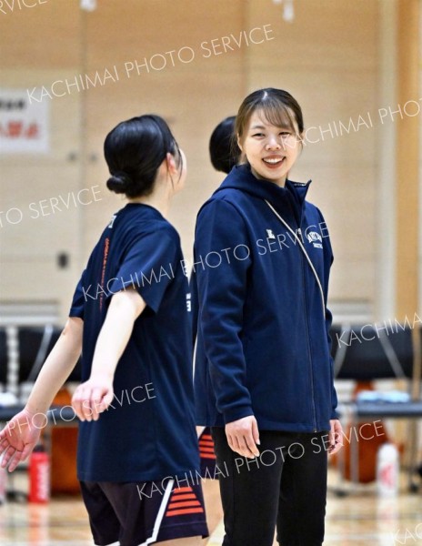 試合前の練習を見守る日本航空北海道